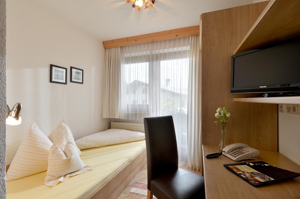 Hotel Theresia Garni سانكت يوهان ان تيرو الغرفة الصورة