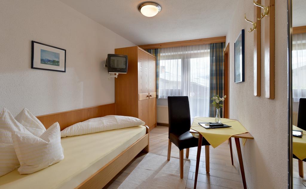 Hotel Theresia Garni سانكت يوهان ان تيرو الغرفة الصورة